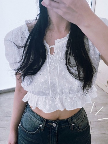 lace punching short-sleeved blouse
